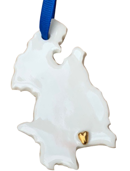 Tipperary Ornament with 9ct gold lustre heart on Clonmel. Hung with a blue ribbon