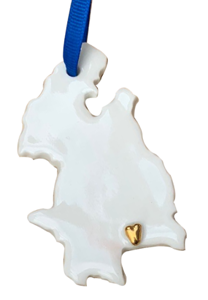 Tipperary Ornament with 9ct gold lustre heart on Clonmel. Hung with a blue ribbon